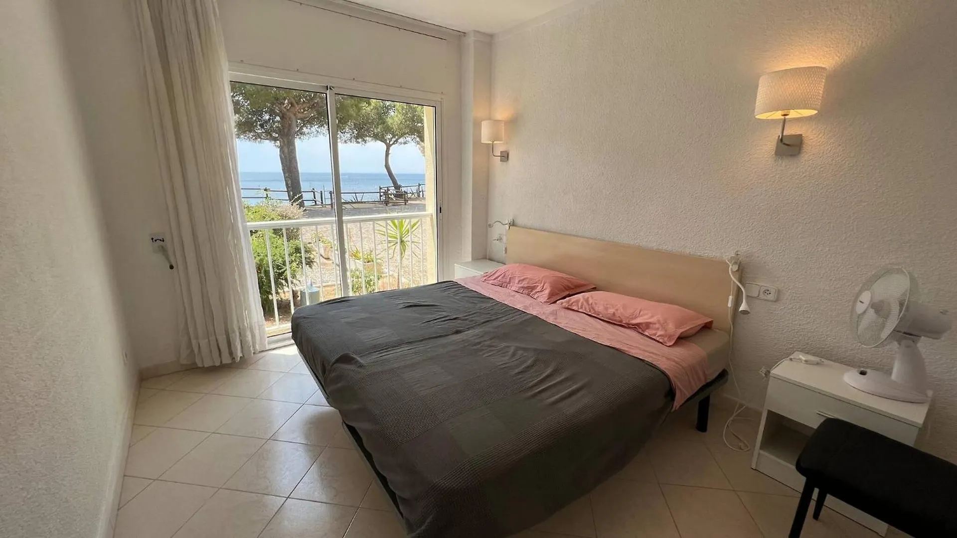 Apartamento En Primera Linea Con Acceso Directo A La Playa En La Almadrava روساس 0*,  إسبانيا