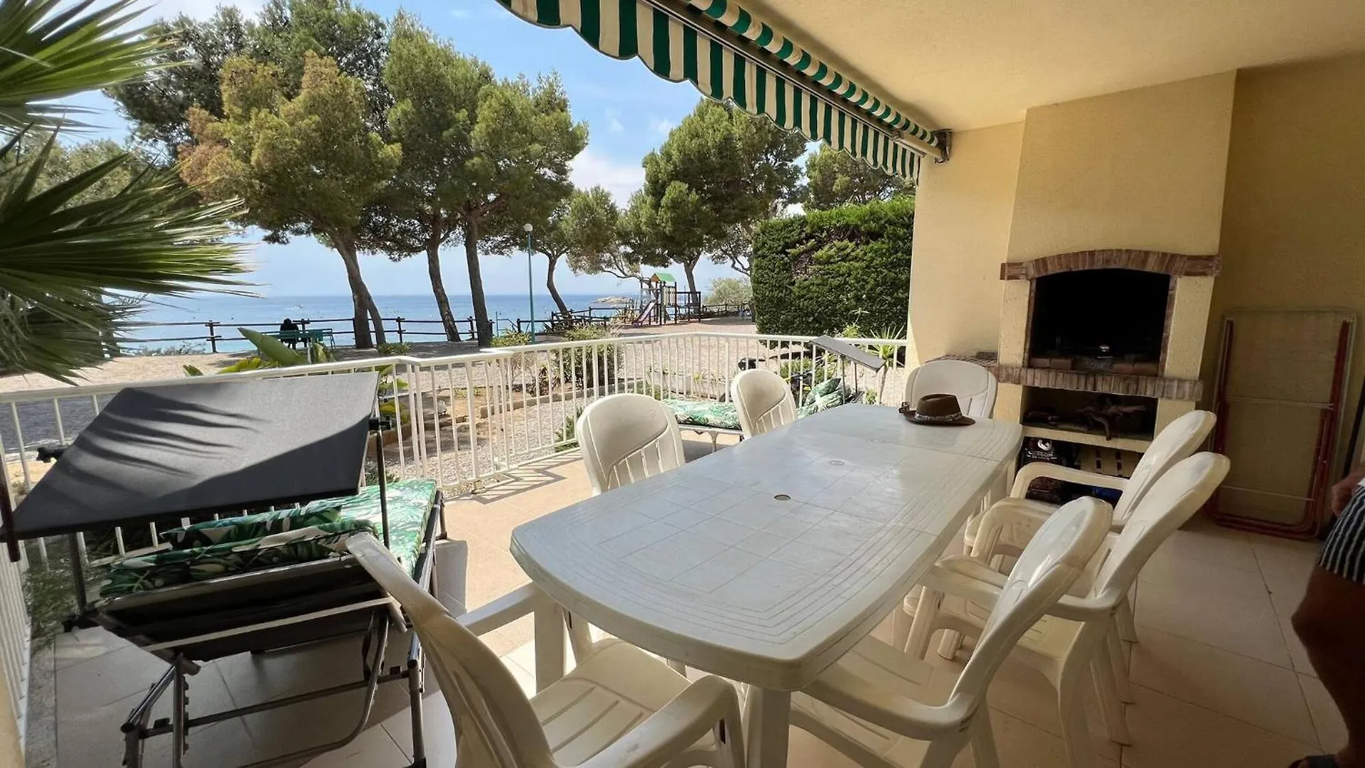 Apartamento En Primera Linea Con Acceso Directo A La Playa En La Almadrava Roses